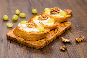 Geröstetes Weissbrot mit Gorgonzola