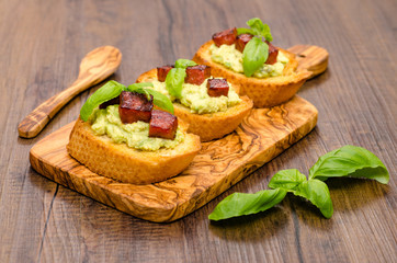 Bruschette mit Avocado-Creme und Wurst
