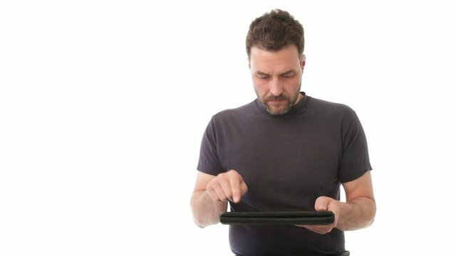 Mann benutzt Tablet Computer mit Gesten