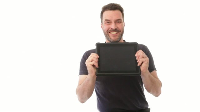 Mann arbeitet mit Tablet Computer