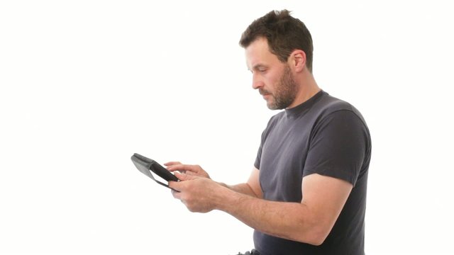 Mann arbeitet mit Tablet Computer