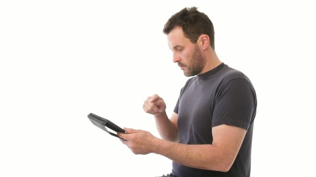 Mann arbeitet mit Tablet Computer