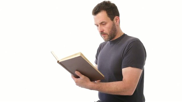 Mann liest ein altes Buch