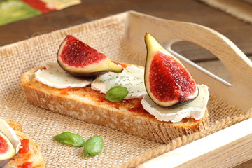 Bruschetta with figs, goat cheese and caramelized tomatoes