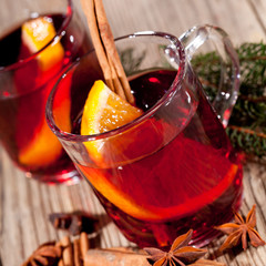 heisser aromatischer glühwein punsch mit orangen und zimt