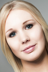 Naklejka premium Portrait junge blonde Frau