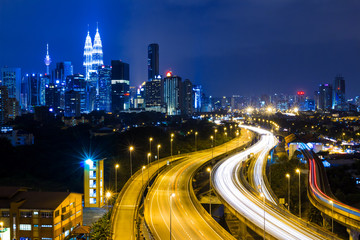 Fototapeta na wymiar Miasto nocą w Kuala Lumpur