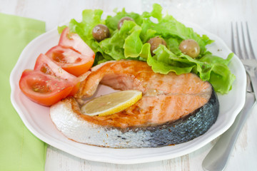 grilled salmon with salad