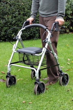 Rollator Komplettansicht mit gehenden Mann