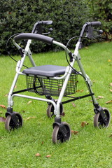 Rollator steht allein im Park