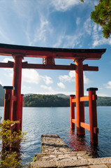 Obraz premium A torii gate near Mount Fuji.