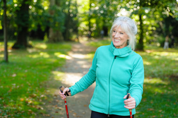 Aktive Seniorin hält sich fit