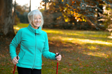 Aktive Seniorin h&auml;lt sich fit