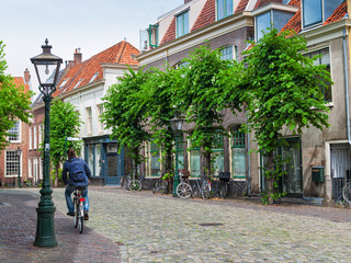 Ciclista en una tranquila plaza de Leiden, Holanda