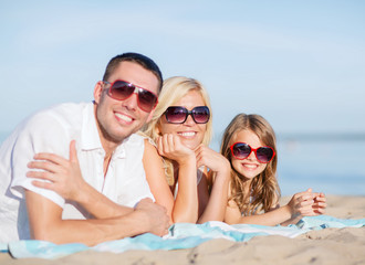 Obraz premium happy family on the beach