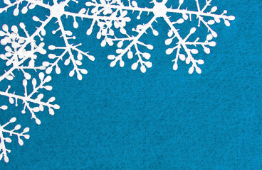 Schneeflocken auf blauem Stoff