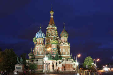 Fototapeta na wymiar Nocny widok Wstawiennictwo Cerkiew Wasyla Błogosławionego na Placu Czerwonym,