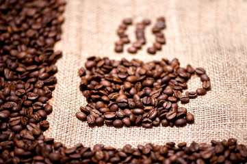 Fototapeta na wymiar aromatic and fresh coffee beans on vintage background