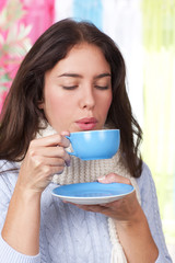 Junge Frau trinkt heißen Tee - woman with hot tea