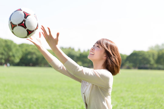 サッカーボールと女性