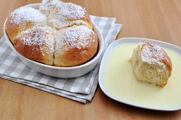 Buchteln mit Vanillesauce
