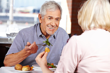 Seniorenpaar beim Essen im Restaurant