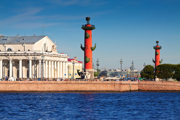 Fototapeta na wymiar Zobacz w Petersburgu. Kolumny Rostral