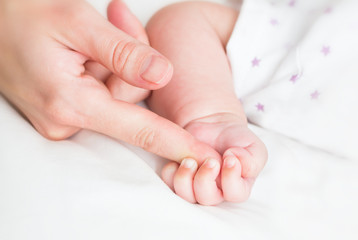Obraz na płótnie Canvas Dziecko trzymając palec matki