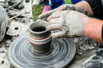 Fototapeta na wymiar Close-up z rąk dokonywania ceramiki z gliny na kole.