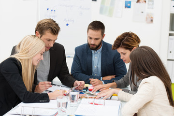 kreatives, junges team arbeitet im büro