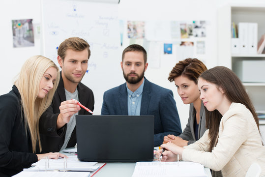 arbeitsgruppe schaut auf laptop