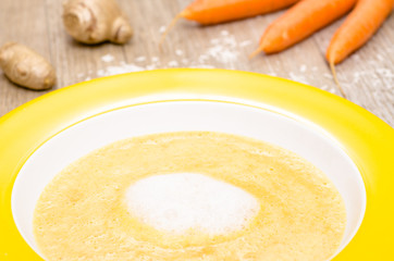 Aufgeschäumte Möhrensuppe mit Kokosmilch