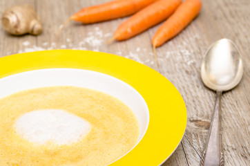 Karottensuppe mit Schaum von der Kokosmilch