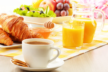 Fototapeta na wymiar Śniadanie z kawa, sok pomarańczowy, bułki, jajka, warzywa