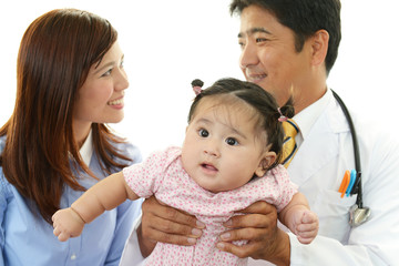 笑顔の医師と親子