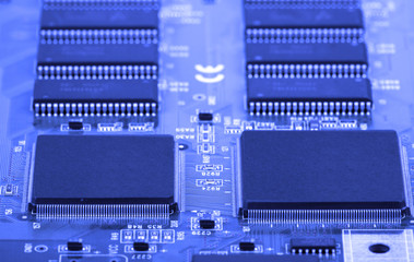 Microcomputer Platine in Monochrome Blau