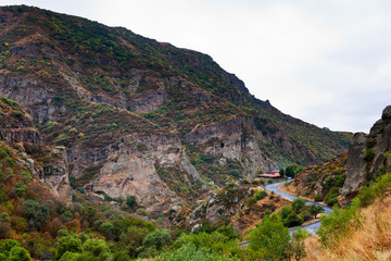 Fototapeta na wymiar Droga w wąwozie Azat rzeki w Armenii.