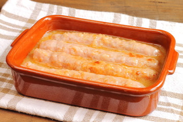 Salchichas al vino blanco
