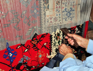 Vertical loom for weaving double-sided carpet