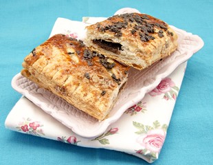 Pastel de hojaldre relleno de chocolate