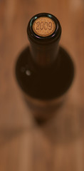 Butelka z winem i datą produkcji na korku