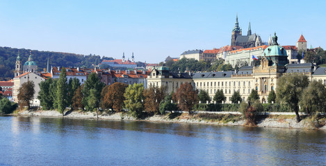 Obraz premium Autumn Prague gothic Castle above River Vltava, Czech Republic
