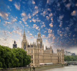 Fototapeta na wymiar Houses of Parliament w Londynie, UK. Piękny widok z Lambeth