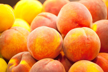 Fototapeta na wymiar Big ripe peaches on grocery counter