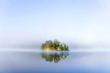 Selbstklebende Fototapete Insel kleine Insel im nebligen Morgen
