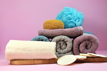 Obraz na płótnie Canvas Pink and purple beauty spa towels & loofah