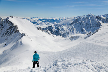 Fototapeta na wymiar Pireneje zimowe z przełęczy Tourmalet