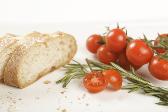 bread slices with tomato and rosemary