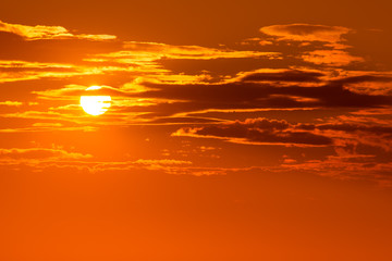 Fototapeta na wymiar Zachód słońca na tle nieba pomarańczowy wieczór