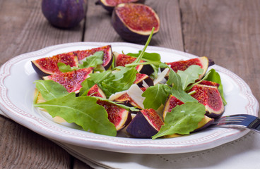 Salad with rucola, figs, parmesan and honey